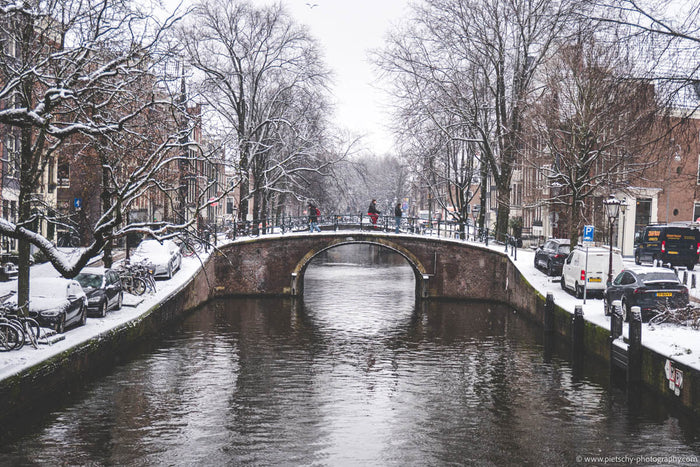 Snow in Amsterdam in winter, Amsterdam winter snow, snowy canals Amsterdam, winter in Amsterdam Netherlands, Amsterdam canal snow scene, Amsterdam winter photography, Dutch winter cityscape, snow covered bridges Amsterdam, Amsterdam fine art print winter,