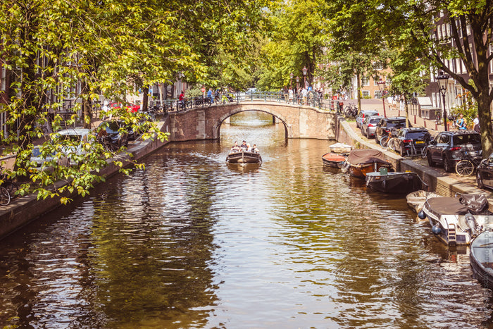 Autumn in Amsterdam, fall canal photography, Stefanie Pietschmann Photographer, golden leaves Amsterdam, Pietschy Photography, Amsterdam houseboats in autumn, warm seasonal cityscape, Dutch canals fall atmosphere, sustainable wall art, storytelling photog