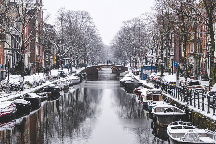 Amsterdam in Winter, snow in Amsterdam, winter canals Amsterdam, snowy Amsterdam canal photography, Amsterdam winter fine art photography, quiet winter cityscape, frozen canal atmosphere, moody winter photography, European city in winter, contemplative ur
