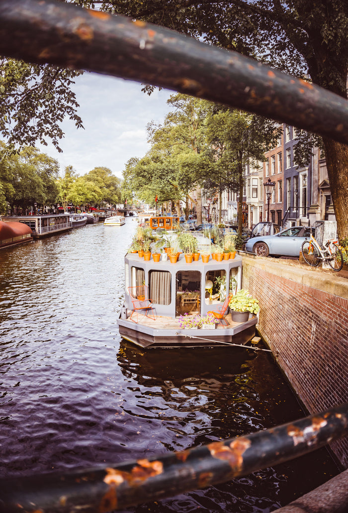 Houseboats in Amsterdam, Amsterdam canal houseboat, Stefanie Pietschmann Photographer, floating home Amsterdam, Pietschy Photography, Amsterdam canal living, cozy houseboat Netherlands, Amsterdam waterfront lifestyle, sustainable wall art, storytelling ph