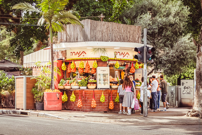 Tamara Juice Bar Dizengoff Street Tel Aviv, Tel Aviv street photography, Stefanie Pietschmann Photographer, everyday life in Tel Aviv, Pietschy Photography, Dizengoff Street local culture, colorful urban scenes Israel, Tel Aviv food culture, sustainable w