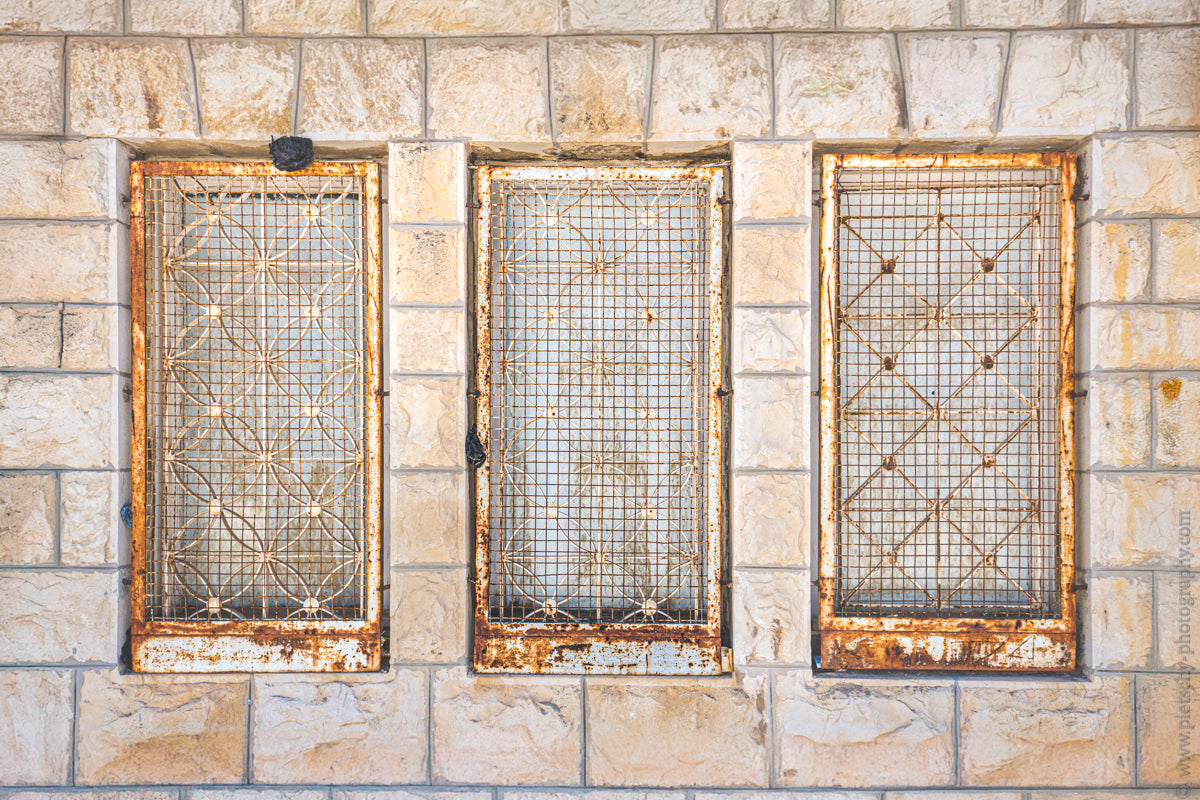 Beyond the Frame: Jerusalem Old City Reflections – Pietschy Photography