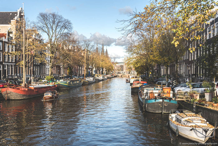 Amsterdam’s canals in autumn, fall canal scenery, Stefanie Pietschmann Photographer, golden season Amsterdam, Pietschy Photography, autumn boats and reflections, Dutch cityscape fall colors, peaceful seasonal waterways, sustainable wall art, storytelling 