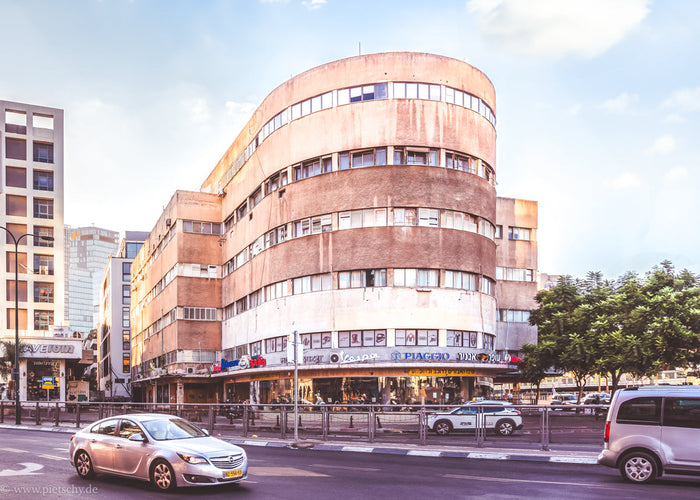 Bauhaus in Tel Aviv, Beit Hadar Tel Aviv architecture, Stefanie Pietschmann Photographer, curved Bauhaus facade, Pietschy Photography, modernist building Israel, Tel Aviv White City heritage, historic Bauhaus architecture, sustainable wall art, storytelli